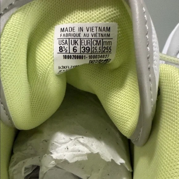 Reebok White and Gray Sneakers with Green Highlights - Picture 6 of 7